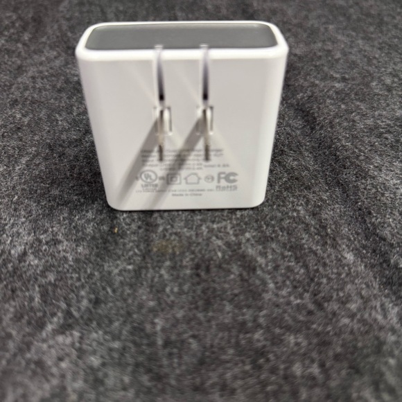 Ubiolabs White USB Wall Charger - Picture 2 of 4